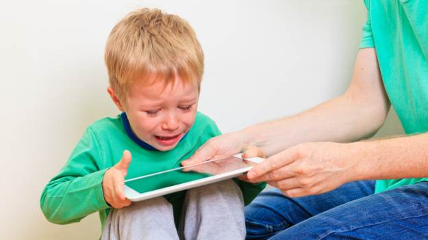 Coraz więcej dzieci jest wpatrzonych w ekrany...