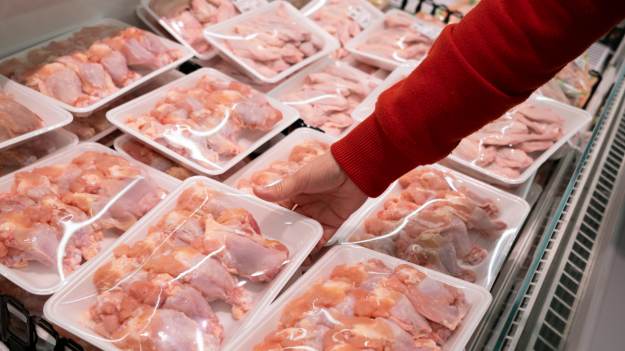 Ponad połowa filetów z kurczaka skażona groźnymi..