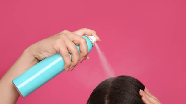 Koniec z białym nalotem na włosach. Ten produkt..