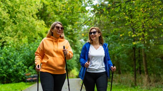 Spacer po posiłku czy godzinny marsz? Trenerzy..