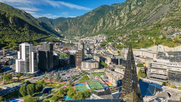 Najwyższa stolica Europy. Zero lotnisk, zero..