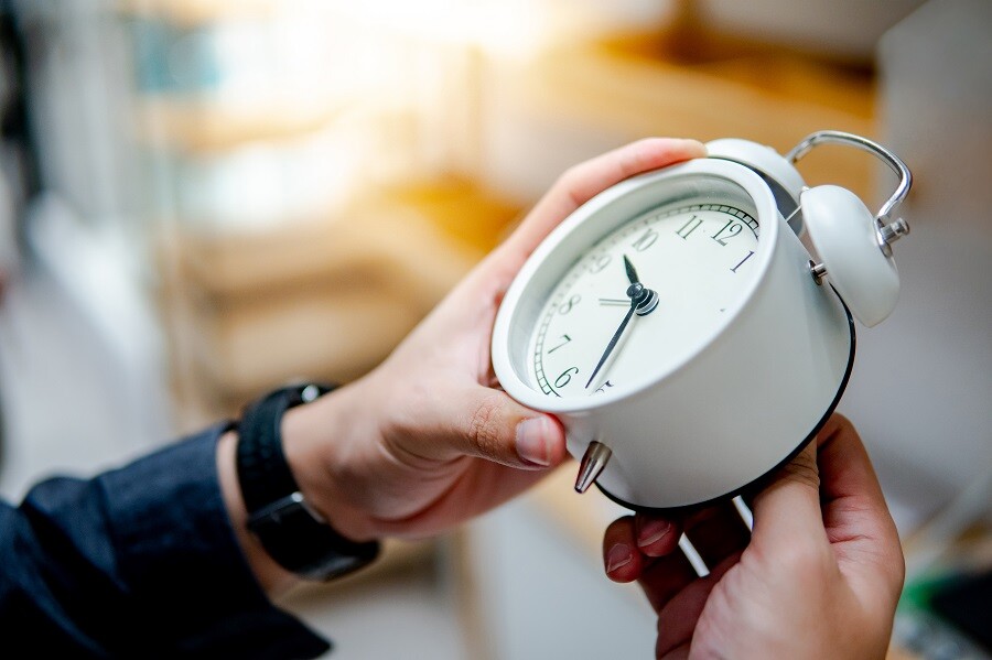 Zmiana czasu 2023. Kiedy przestawiamy zegarki z czasu zimowego na letni? (fot. shutterstock.com)